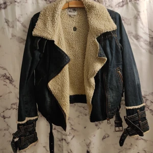 Fodrad jeansjacka Mango  - Görsnygg jeansjacka som funkar på vintern då den är varmt fodrad. Har ett hål i fodret men syns i princip inte från utsidan. L men funkar även för 36-38 då den krympt lite i tvätten. 