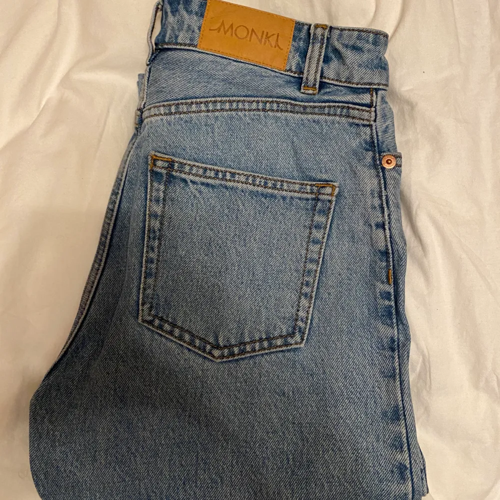 Kimomo mom jeans från MONKI. Strl W24 (XS). Jeans & Byxor.
