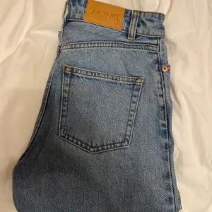 Kimomo mom jeans från MONKI. Strl W24 (XS)