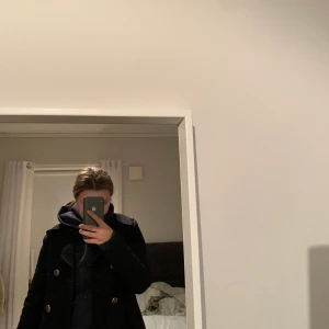 Kappa - Svart kappa från Zara, säljer för att den är för liten men är i bra form och har bra material