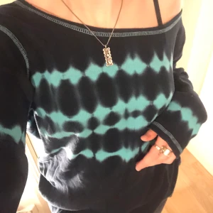 Tröja i batik mönster - Najs batik tröja i rabbat material från Indiska i strl XL men sitter bra på alla storlekar beroende på vilken passform man är ute efter, har själv XS/S i toppar å tycker den sitter bra, super skön! Den är även sydd i ljusblå kontrast-söm.