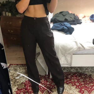 Mörkbruna raka kostymbyxor - Ett par skitnsygga mörkbruna raka kostymbyxor! 