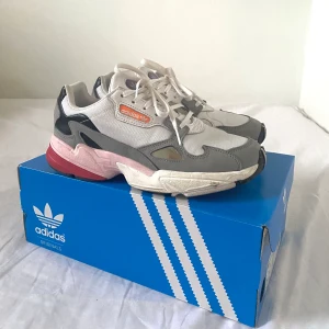 Adidas Falcon Sneaker - Adidas Falcon storlek 38 2/3. Sparsamt använda, en tvätt av sulan & de är som nya. Skönaste skorna som finns! Buda! 💖 