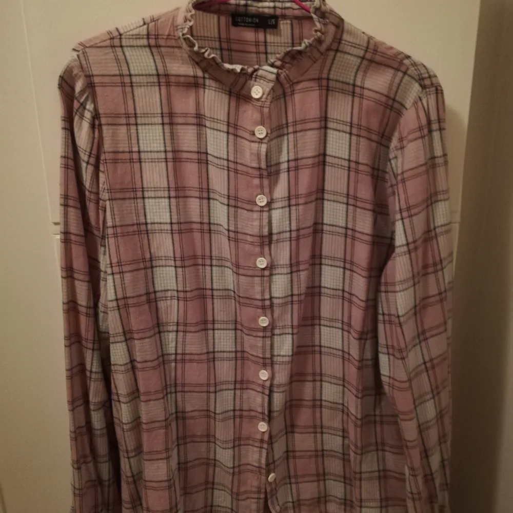 Mjukaste flanellskjortan med söt ståkrage i strl L från Cotton on. Lös passform, använd endast en gång. . Skjortor.