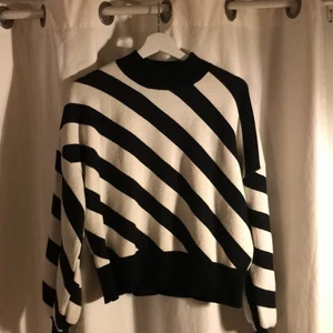 Tröja - Svart&vit randig Tröja med ballongärm. 