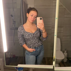 V-ringad sommar tröja - Blå-vit sommar tröja från bikbok. Jätte fin men passar mig tyvärr inte i bysten. Använd en gång. Skicket som ny, du betalar frakt!