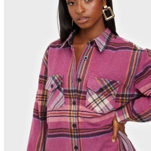 Checked Jacket  - Säljer en rosa rutig jacka i storlek 36! Knappt använd! Köparen står för frakten💞