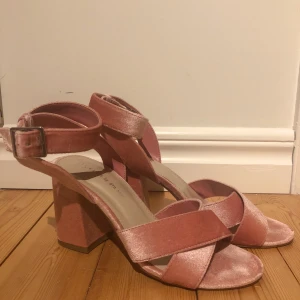 Rosa sammetsklackar - Högklackade rosa sammetssandaler från Din Sko. Köptes för ca 3 år sedan, men har endast använts 2 gånger. Frakt tillkommer.