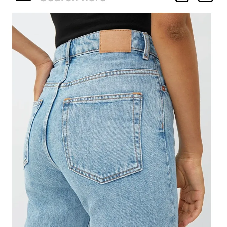 Skitsnygga weekday jeans i modellen voyage. Tyvärr är de lite små i midjan på mig. Längden är perfekt till mig som är 163. Frakten tillkommer ☺️💕 . Jeans & Byxor.