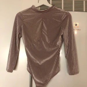 OANVÄND body från berhska  - Säljer en oanvänd body från berhska i velour material. Storlek M. Köparen står för frakt 59kr.