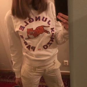 Kenzo x HM - Unik tröja från kenzo x HM❤️ så varm och skön collegetröja som är perfekt till vintern/hösten. Använd fåtal gånger men fortfarande bra skick. Kan mötas upp i centrala Stockholm eller frakta och då tillkommer det en fraktkostnad❣️
