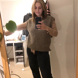 Egenvirkad väst 💖 - Egenvirkad sweatervest i brunt naturgarn💖 Går att göra i massor av andra färger också 🌟 