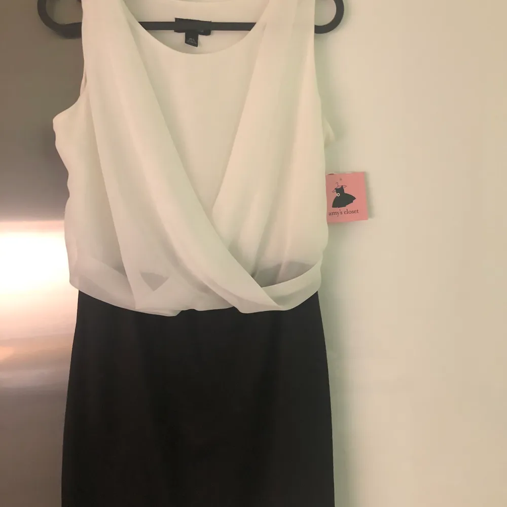 En helt oanvänd klänning köpt på amy’s closet i USA. Köpt för 500kr. Pris kan diskuteras . Klänningar.