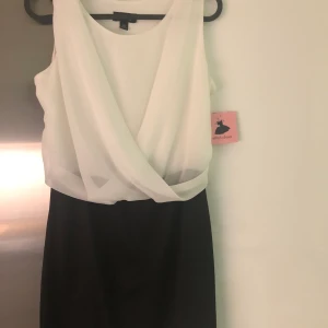 Klänning - En helt oanvänd klänning köpt på amy’s closet i USA. Köpt för 500kr. Pris kan diskuteras 