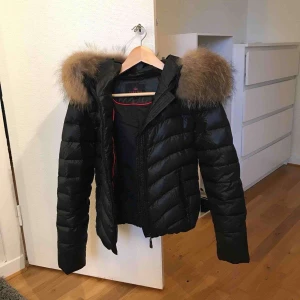 Vinterjacka  - Säljer denna snygga vinterjackan från Chelsea i storlek 36. Mycket bra kvalite och väldigt varm, älskar den stora luvan. Nypris är 2596, använt endel men är fortfarande i bra skick. Liknar hollies jackorna. Säljer för den blivit för liten. (Första bilden är inte min) FRAKT INGÅR