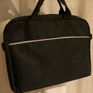 Dataväska  - En väska för datorer. Använd några gånger. Medföljande axelbandsrem. 
