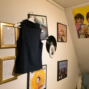 Linne - Snyggt linne med polo! Lite mörk grön/blå rutigt med lite 60-tals aktig touch 🤩🕺