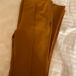 Kostymbyxor  - Kostymbyxor från Forever 21. Storlek XS💗