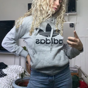 ”Adidas” hoodie - Skön hoodie i grått och svart!