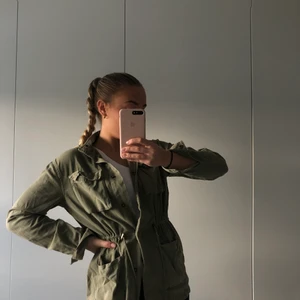 Tunn jacka - Tunn militärgrön jacka från ginatricot. Snygg både på hösten och på våren. Väldigt bra skick och säljer pga använder inte. 