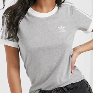ADIDAS ORIGINAL T- SHIRT - Säljer denna enkla Adidas t-shirt💖, använd ett fåtal gånger *princip nyskick* och säljs pga liten storlek. Startpris 100kr + frakt (orginalpris 249kr),är i strl 42/L, hör av er om eventuella frågor 💖💖