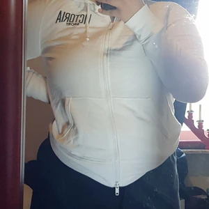 VICTORIA'S SECRET SPORT ZIP-UP HOODIE - Säljer denna mysiga zip-up hoodie från VS Sport💖 köpt i USA, är i nyskick *knappt använd*, Startpris 180kr + frakt (men kan diskuteras) STRL US L, hör av er om eventuella frågor!!💖💖