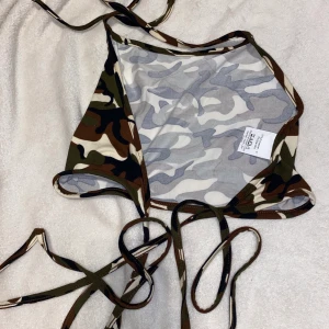 Topp öppen rygg - Säljer denna toppen då den aldrig kommit till användning. Man knyter både uppe och vid ryggen, och kan även gå runt några varv vid ryggen vilket år jättesnyggt! Skickar fler bilder om det önskas ✨ köparen står för frakten❣️