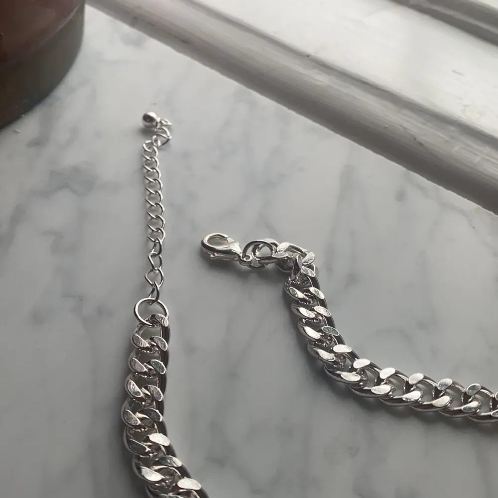 Silver halsband med kjedjor som aldrog har används! Säljer pga att använder inte silver . Accessoarer.