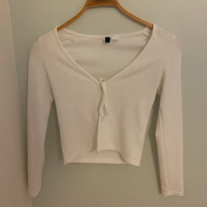 Vit knytkofta - Knytkofta från H&M i XS, inga fläckar vad jag kan se, ena snöret är lite nopprigt men syns ej från långt håll. Säljer därav billigt. 50+42k frakt