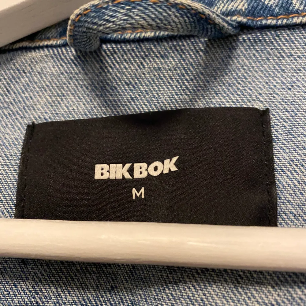 En mellanblå jeansjacka från Bikbok i storlek M , passar dock storlek XS och S om man vill ha en oversize jacka . Använd ca 2 gånger. Frakt ingår i priset/ . Jackor.