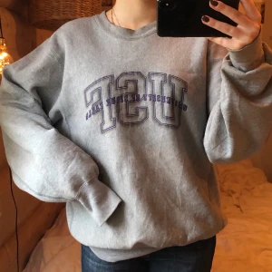Sweatshirt  - Vintage sweatshirt från beyond retro. Sparsamt använd. Strl M och sitter oversized på mig som är en S