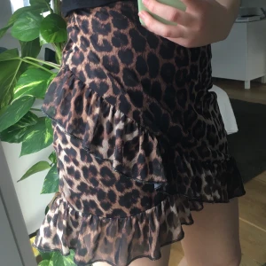 Leopard kjol - Superbra skick. Inga skador eller fläckar. Köparen står för frakten 💗