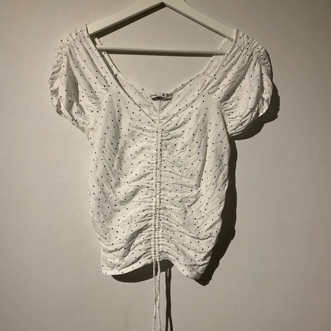 Vit, blå prickig topp - 90