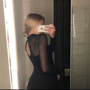 Topp i mesh  - 🦋 Aldrig använd topp från H&M i storlek xs. Prislapp finns kvar. Pris:50kr