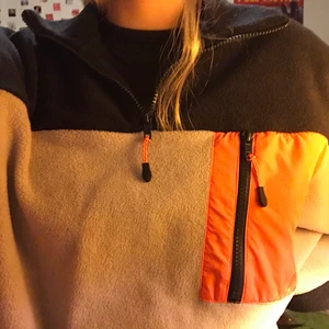 Fleecetröja  - En fleecetröja från monki! Bra skick