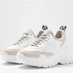 Sneakers 🥰 - Sneakers från märket ”ONLY”,  ✨🌟Använda 4-5 ggr✨🤟🏽 Originalpris: 550 kr, 🤩✨🌟 Kunden står för frakten:) 