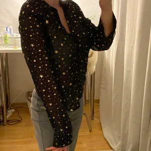 Mönstrad Skjorta  - 🖤✨Svart skjorta med guldiga stjärnor på ifrån BIKBOK, ostretchig, tunnt material, OBS trasig på baksida(se bild 3), storlek S