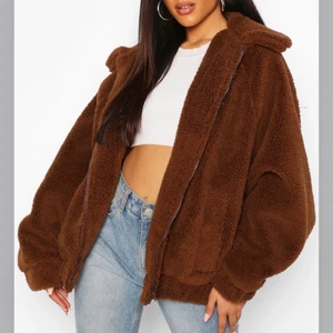 Fluffy Teddy jacka storlek M - Har bara används en gång och köptes för 500kr från boohoo.