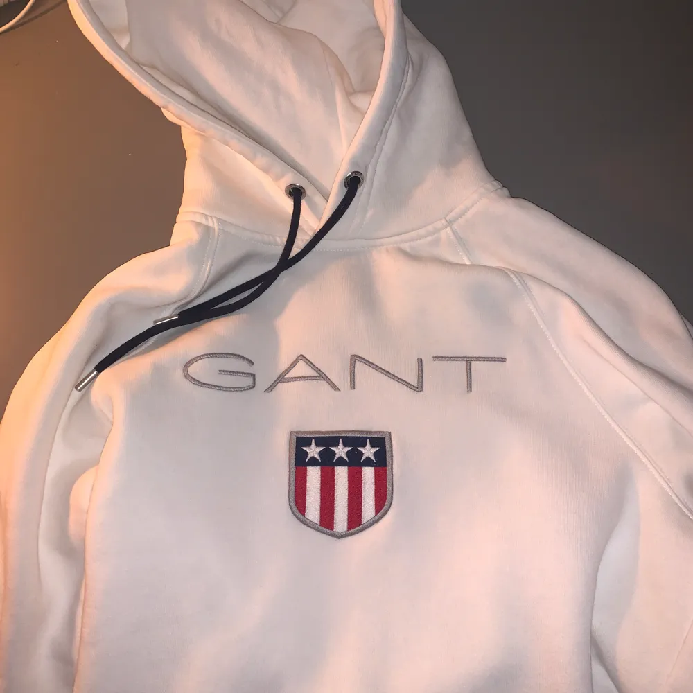 Säljer min Gant hoodie vit den är i storlek S, nypris 1000. Den är i bra skick hör av er om ni har frågor eller vill ha mer bilder☺️. Tröjor & Koftor.