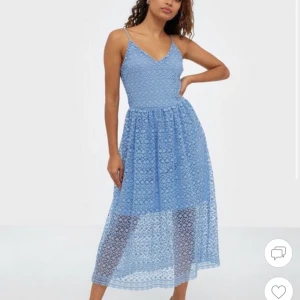 Klänning från nelly - En blå sommarklänning från Nelly, använd en gång. Supersöt klänning perfekt till sommaren