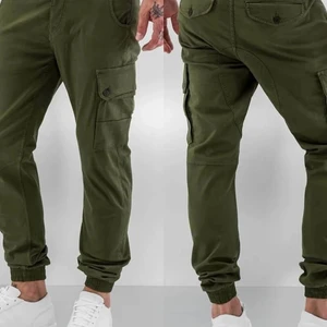 Gröna cargobyxor - Ett par gröna cargobyxor från jack and Jones. Herrmodell storlek 28/30