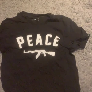 Defend Paris t-shirt  - Svart defend Paris t-shirt i herrmodell. Storlek S.