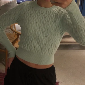 Stickad tröja zara - Svinsnygg stickad blå stickad tröja från zara som tyvärr inte kommer till användning, storlek 36. Endast använd en gång. Frakt tillkommer, om det är flera intresserade buda i komentarerna