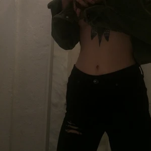 Svarta jeans från topshop - Använda 1 gång. Slita jeans från topshop, köpta på petit avdelning. Höga i midjan 