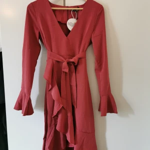 Klänning - Jättefin helt ny och oanvänd klänning från Boohoo. Den är i storlek 36 (UK8) men liten i storleken så jag skulle säga att den är som en XS/34. Nypris 450 kr. 