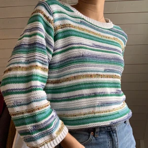 unik stickad tröja🌿 - Superfin stickad tröja som jag inte använder längre! Lite kortare kortare ärmar och normal passform. Nästan nyskick!! frakt ingår i priset😋 