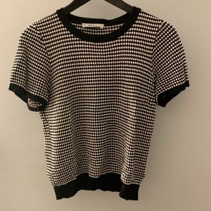 Zara t-shirt - Populär tröja från zara, den är köpt second hand och är en large men passar mig jättebra som vanligtvis är en small. 