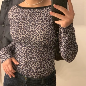 Leopardmönstrad tröja! - Super cool leopardmönstrad långärmad tröja! Den är en aning varmare i tonen än på bilden. Oklar storlek men skulle gissa på XS/S! Budgivning i kommentarsfältet, avslutas imr!
