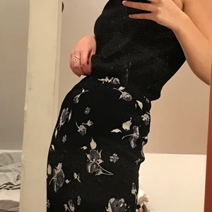 Midi kjol  - Midi Kjol från indiska, supersnygg både på sommaren och på hösten. Kjolen är stl M men passar mig som är S utmärkt.   - - - - PENGARNA GÅR OAVKORTAT TILL VALFRI VÄLGÖRENHETSORGANISATION 