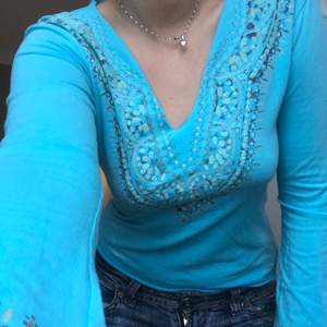 Säljer min klarblåa tröja med fina detaljer! Superskön och funkar bra att ha utan bh. Skickar mer bilder privat💙